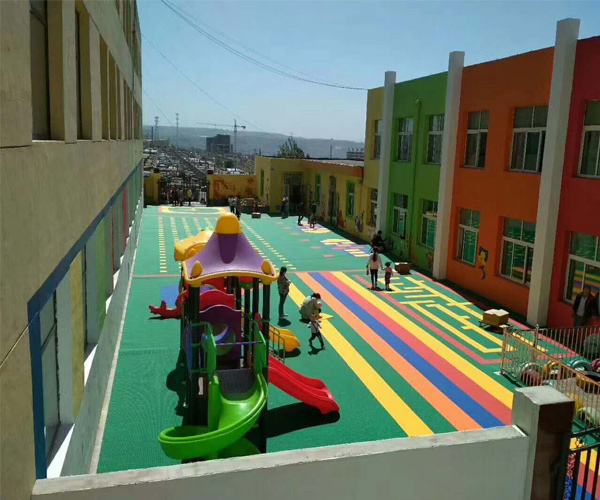 幼儿园室外场地铺装人工草坪好还是悬浮地板好
